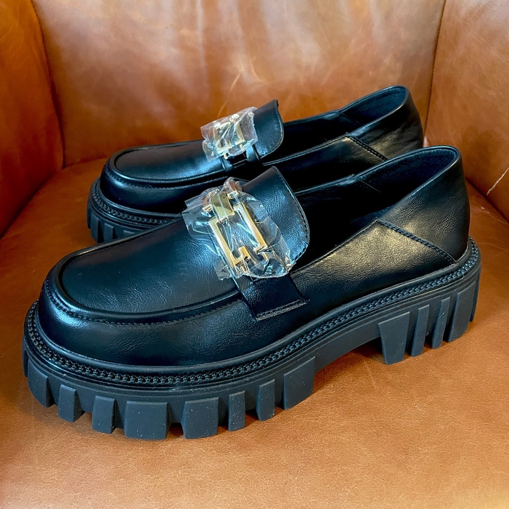 Lattelier Leather Loafers with Chain